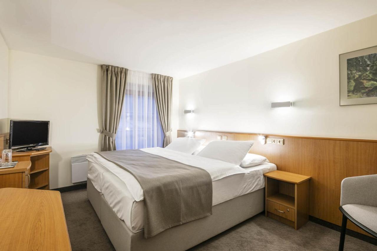 Hotel Ostrov Tisá エクステリア 写真